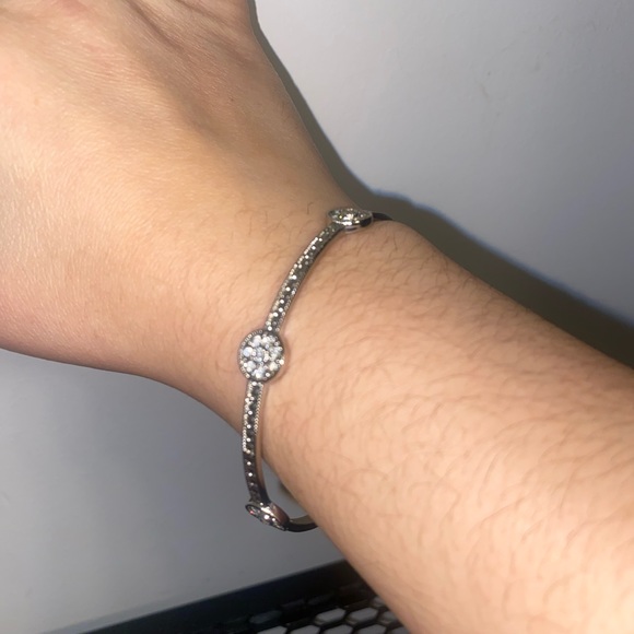 Gorgeous Bangle Style Bracelet - Picture 4 of 4